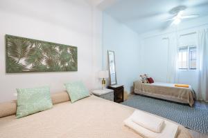 1 dormitorio con 1 cama y 1 sofá en apartamento torrijiano, en Sevilla