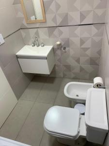 La salle de bains est pourvue de toilettes et d'un lavabo. dans l'établissement Terrasur, à Lanús