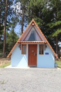 a small house with a thatched roof at Sítio Terra Sertaneja - Chalé Estou Apaixonado in Turvo dos Góis