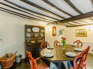 comedor con mesa y sillas en 4 Bed in Dartmoor National Park 49535 en Sampford Courtenay