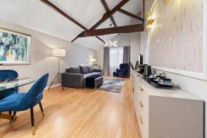 uma sala de estar com um sofá e uma mesa em NEW Large luxurious 2 bed city penthouse + parking em Leicester