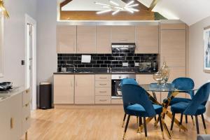 NEW Large luxurious 2 bed city penthouse + parking في ليستر: مطبخ مع طاولة طعام وكراسي زرقاء +36 صورة