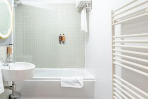 uma casa de banho com um lavatório, um WC e uma banheira em NEW Large luxurious 2 bed city penthouse + parking em Leicester