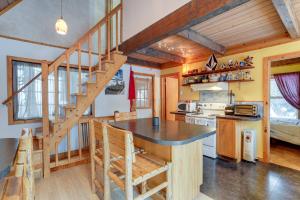 uma cozinha com uma escada em espiral num camarote em Snoqualmie Pass Cabin with Deck Walk to Ski Lift em Snoqualmie Pass