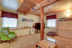 uma sala de estar com uma cadeira verde e uma televisão em Snoqualmie Pass Cabin with Deck Walk to Ski Lift em Snoqualmie Pass