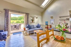Yennadon Cottage في توتنس: غرفة معيشة مع أريكة وطاولة