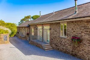 ein Backsteinhaus mit einer Treppe, die zur Haustür führt in der Unterkunft Haytor Cottage in Totnes