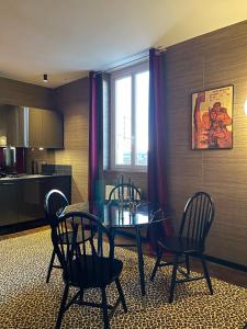 une salle à manger avec une table et des chaises ainsi qu'une cuisine dans l'établissement Studio indépendant comme une suite d’hôtel, à Villers-Cotterêts