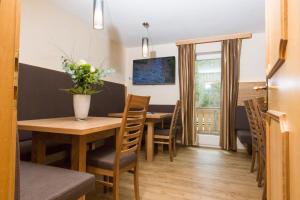 a dining room with a table and chairs at Alpinhome in Tux