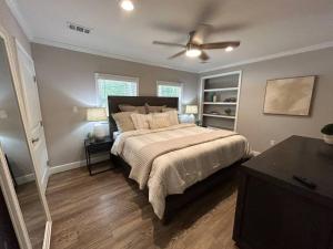 - une chambre avec un lit et un ventilateur de plafond dans l'établissement Cozy Lake Home at Raysville, à Thomson