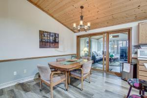 Χώρος καθιστικού στο Versatile Castle Rock Lake Home with Fire Pit!