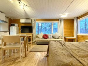 1 dormitorio con cama, mesa y cocina en Houses by The Sea, en Salpar