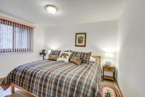 Ένα ή περισσότερα κρεβάτια σε δωμάτιο στο Versatile Castle Rock Lake Home with Fire Pit!