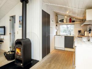 Ålbækにある4 person holiday home in lb kの- コンロ付きのキッチン