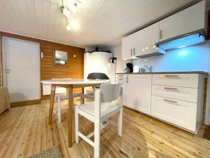 een keuken met een tafel en stoelen in een kamer bij Houses by The Sea in Salpar