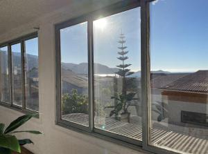 okno z widokiem na góry w obiekcie Alojamiento Casa Nordica w mieście Taltal
