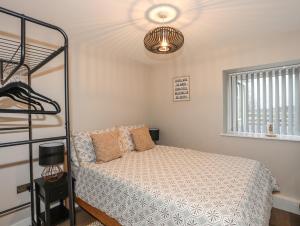 Postel nebo postele na pokoji v ubytování Bryn Llwyd Cottage