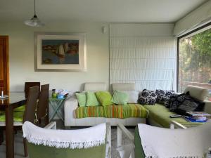 - un salon avec un canapé, une table et des chaises dans l'établissement Casa en Papudo, à Petorca