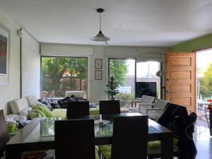 sala de estar con sofá y mesa en Casa en Papudo, en Petorca