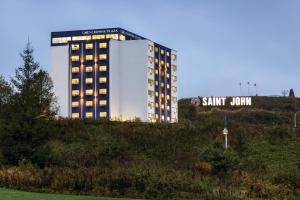 un edificio alto con un cartel delante en Crowne Plaza Saint John Harbour View, an IHG Hotel, en Saint John