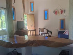una sala de estar con una mesa de madera en una habitación en Ruca lemu lodge, en San Antonio