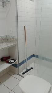 een badkamer met een toilet en een glazen douche bij Ap Serra Park in Rio Quente