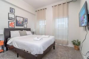 Tempat tidur dalam kamar di McCormick Place 420 friendly 3b/2b with optional Parking for up to 8 guests