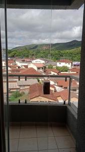 リオ・ケンテにあるAp Serra Parkの窓から市街の景色を望めます。