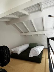 uma cama com duas almofadas no chão num quarto em Lar aconchegante Praia do Forte na Praia do Forte