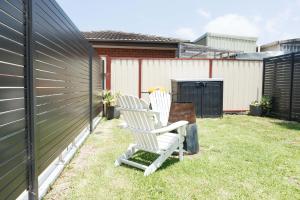 Sweet beautiful TINY HOME with pool and 2 minute drive to the beach外面的花园