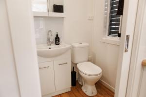 Sweet beautiful TINY HOME with pool and 2 minute drive to the beach的一间浴室