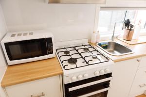Sweet beautiful TINY HOME with pool and 2 minute drive to the beach的厨房或小厨房