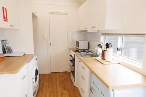 Sweet beautiful TINY HOME with pool and 2 minute drive to the beach的厨房或小厨房
