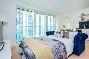 Schlafzimmer mit einem großen Bett und Fenstern in der Unterkunft New Riverside Apt sleeps 5 Easy to tour London in London