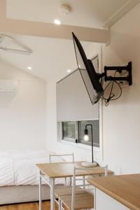 Μια τηλεόραση ή/και κέντρο ψυχαγωγίας στο Sweet beautiful TINY HOME with pool and 2 minute drive to the beach