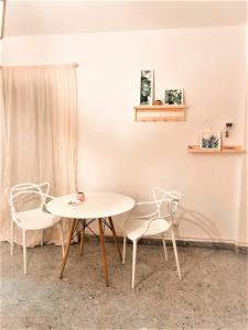 una mesa blanca y 2 sillas en una habitación en RentCABA en Buenos Aires