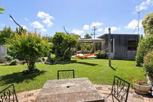 a backyard with a picnic table and a house at Just Beachy in Blairgowrie