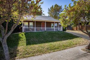 uma casa com um alpendre e um quintal em Devon Court home em Hood River