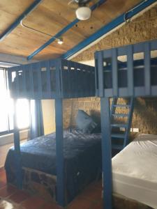 LONGO VI في San Antonio de las Alzanas: غرفة نوم بسريرين بطابقين في غرفة