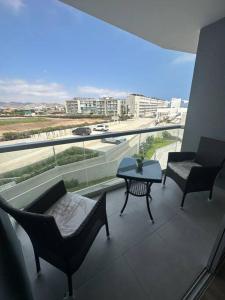 En balkon eller terrasse på Apartamento de estreno San Bartolo vista Piscina Playa