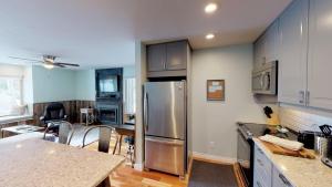 eine Küche mit einem Kühlschrank aus Edelstahl in der Unterkunft Hidden Creek by All Seasons Resort Lodging in Park City