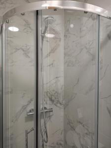 La salle de bains est pourvue d'une douche avec une porte en verre. dans l'établissement Prestige, à Cambridge