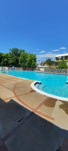 a large swimming pool with blue water at CASA VACACIONAL Babilonia in Girardot