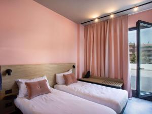 Habitación de hotel con 2 camas y ventana en Ibis Styles Roma Aurelia, en Roma