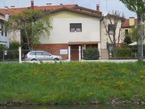 una casa con una macchina parcheggiata di fronte di B&B Casa Vally a Dolo