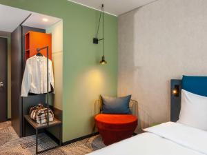 ibis Styles St Margrethen Bodensee客房内的一张或多张床位