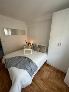 ein Schlafzimmer mit einem großen Bett und einem weißen Schrank in der Unterkunft La Casita Real in Vigo