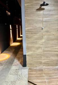 a wooden wall with a lamp on a building at Casa aconchegante em Peruíbe in Peruíbe +7 photos