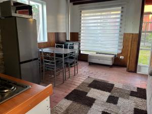 Casa Miramar في كويلون: مطبخ مع طاولة وكراسي وثلاجة