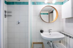 フィレンツェにある[Piazza Pitti]Luminoso Appartamento con Terrazzo e Parcheggio su richiestaの洗面台と鏡のあるバスルーム +28枚の写真